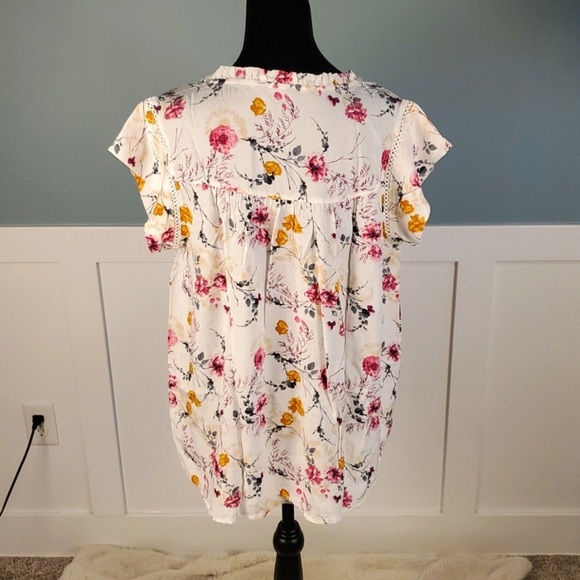 Elegant Floral Women's Blouse - Picture 2 of 9